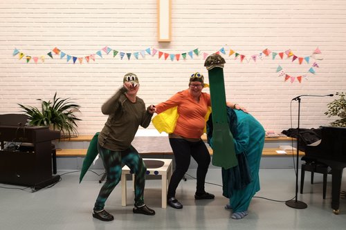 Vuonna 2019 vietimme 5-v synttäreitä Dinosaurussoppaa- näytelmää katsellen.