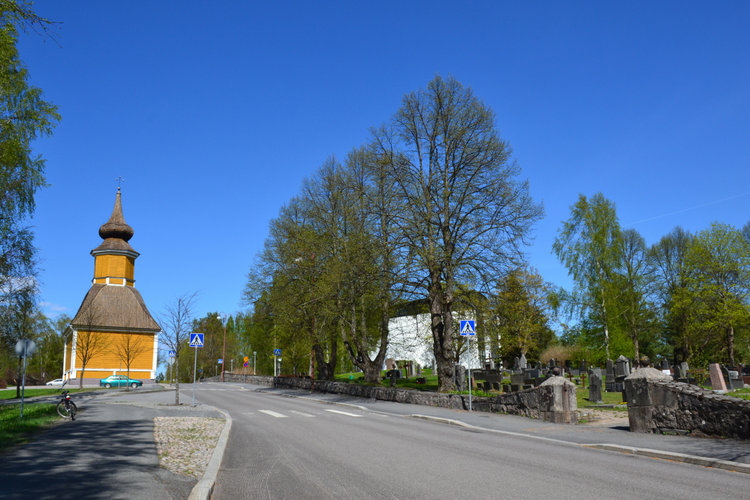 Oriveden kirkko ja kellotapuli. Kuva: Miia Hietanen.
