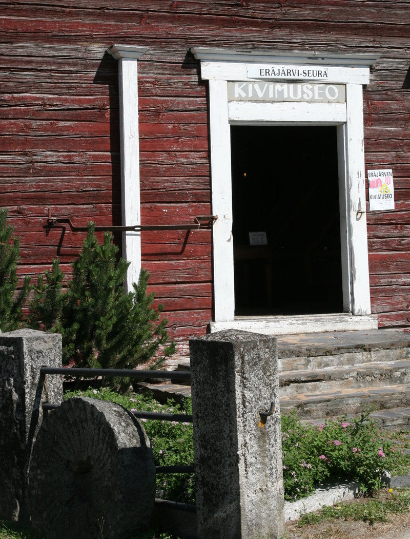 Avaa kuva isommaksi Eräjärven kivimuseo vanhassa makasiinissa Eräjärven kirkon vieressä. Kuva: Raimo Lietsala.