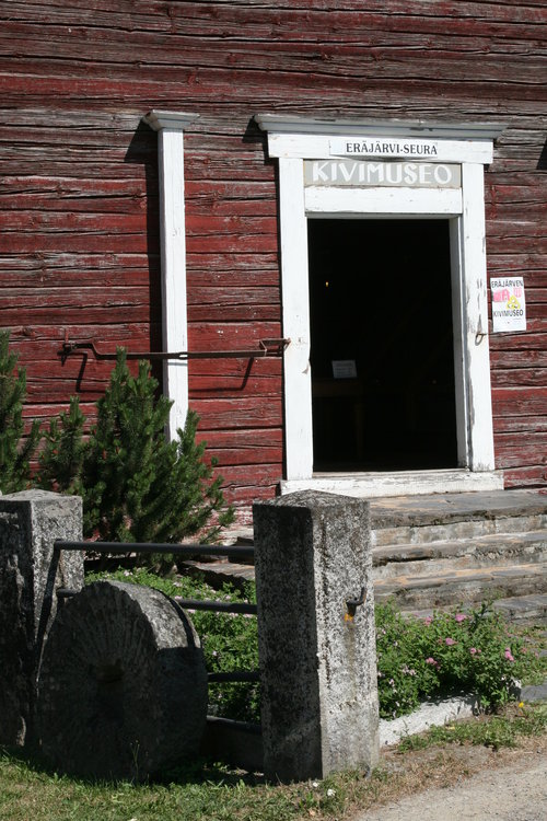 Avaa kuva isommaksi Eräjärven kivimuseo vanhassa makasiinissa Eräjärven kirkon vieressä. Kuva: Raimo Lietsala.