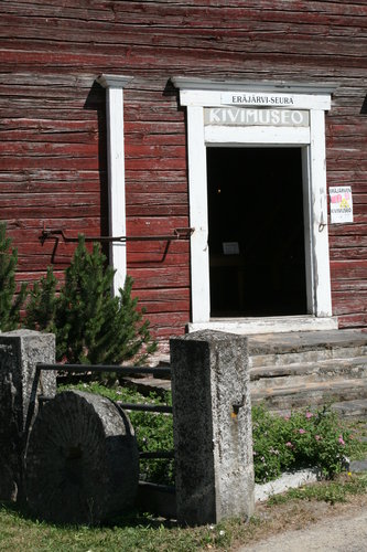 Avaa kuva isommaksi Eräjärven kivimuseo vanhassa makasiinissa Eräjärven kirkon vieressä. Kuva: Raimo Lietsala.