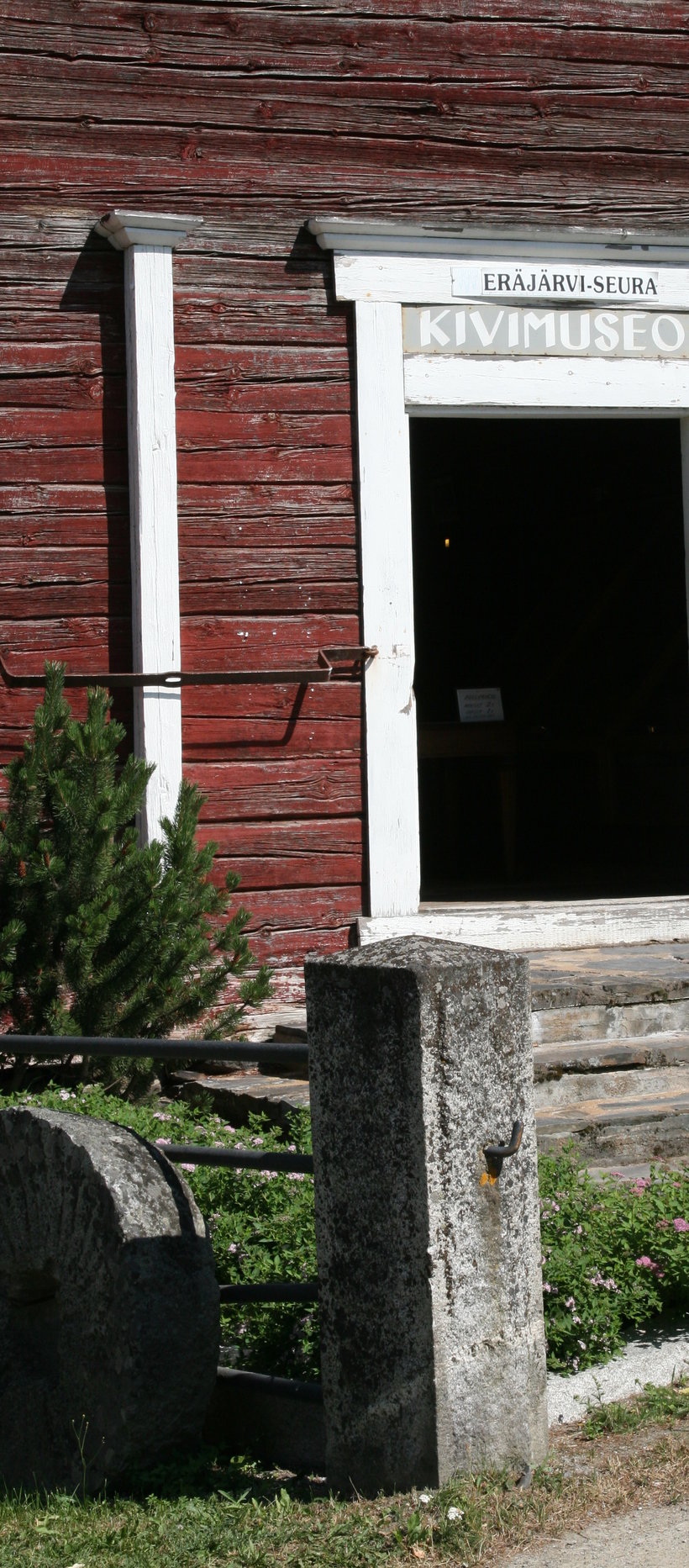 Avaa kuva isommaksi Eräjärven kivimuseo vanhassa makasiinissa Eräjärven kirkon vieressä. Kuva: Raimo Lietsala.