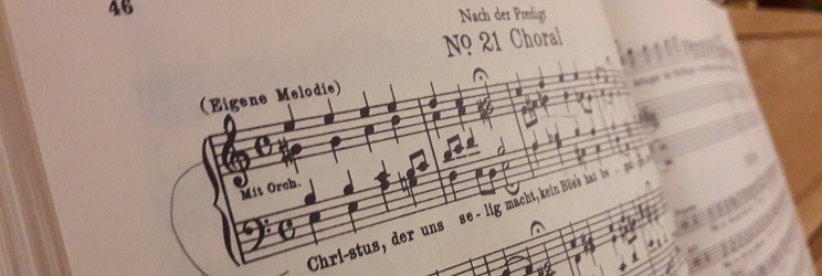 Lähikuva Bachin Johannes-passion erään koraalin kuoronuotista.
