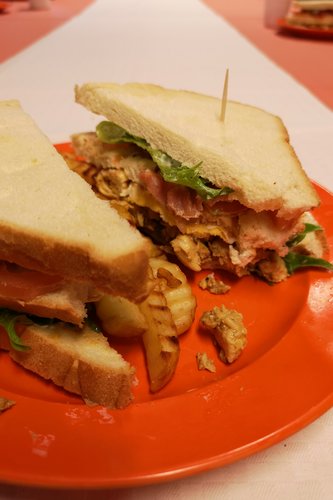 Kokkikerhossa tehtyä club sandwich leipää ranskalaisten kera.